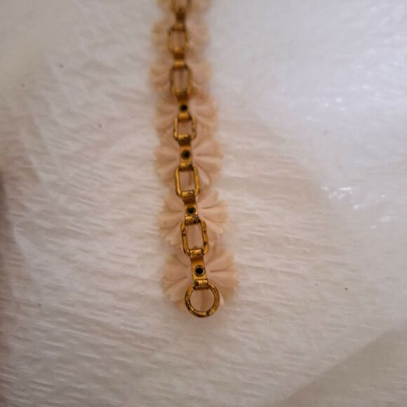 A Vintage Plastic Daisy Women's Bracelet Soft Plastic Decorative Cottage Core - Picture 4 of 9